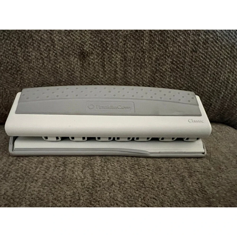 FranklinCovey Classic 7-Hole Paper Punch - EUC